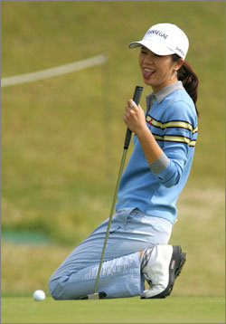 “아이고 아쉬워라”7일 열린 동양화재컵 SBS프로골프 최강전 9번홀(파4)에서 버디 퍼팅을 놓친 뒤 혀를 내밀며 어이없어 하는 김영(신세계). 이 대회 3연속 우승을 위해 미국여자프로골프(LPGA) 투어 출전도 포기하고 참가한 김영은 1라운드에서 보기없이 버디만 2개 잡아내며 2언더파 70타로 공동 선두에 나섰다. 용인=연합