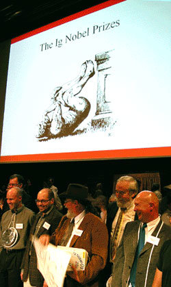 지난달 30일 미국 하버드대에서 열린 ‘2004년 이그노벨상 수상식’ 장면. 로댕의 ‘생각하는 사람’이 바닥에 누워 있는 코믹한 모습이 상징물로 그려져 있다. -사진제공 하버드대학