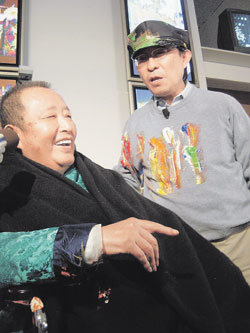 백남준(왼쪽)가 6일 미국 뉴욕에 있는 자신의 스튜디오에서 '존 케이지에게 바침' 이란 퍼포먼스를 시작하면서 장조카이자 매니저인 켄 백 하쿠다씨의 스웨터와 모자에 붓질을 한 뒤 즐거워하고 있다. -뉴욕=허문명기자