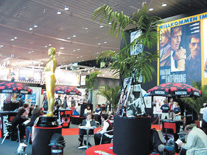 5일 개막된 프랑크푸르트 국제도서전 전시장에는 지난해에 이어 두번째로 ‘영화/TV관’이 설치됐다. 도서전 조직위원회는 ‘픽션 원작이 영화로 만들어지는 세계적 추세를 반영하기 위해’ 이 전시관을 세웠다고 밝혔다. -프랑크푸르트=권기태기자