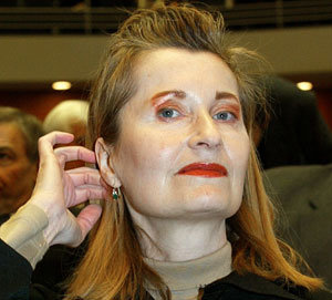 여성 작가로 열번째 노벨상을 수상한 오스트리아의 엘프리데 옐리네크. 그는 남성 중심 사회의 폭력성을 집요하게 고발해 ‘찬사와 함께 증오를 많이 받는 작가’로 꼽혀왔다. 빈=AP 연합