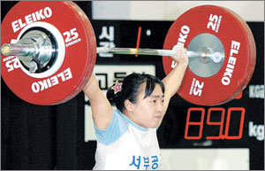 괴력의 여고생“으랏차! 한국신기록이다.” ‘소녀 헤라클레스’ 임정화(대구서부공고)가 역도 여고부 53kg급 인상에서 89kg을 들어올리고 있다. 이는 종전 한국기록(88.5kg)을 넘는 신기록. 청주=김미옥기자