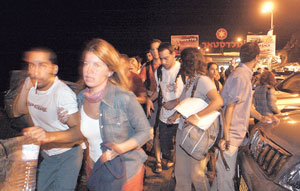 7일 저녁 이집트 시나이반도의 휴양지 타바에서 이스라엘 휴양객들을 겨냥한 3차례의 연쇄 폭탄테러가 발생해 최소 203명의 사상자가 발생했다. 누웨이바 인근 라스 알 술탄 해변 캠핑지구에서 폭탄테러가 발생하자 황급히 대피하고 있는 휴양객들.-타바=AP 연합