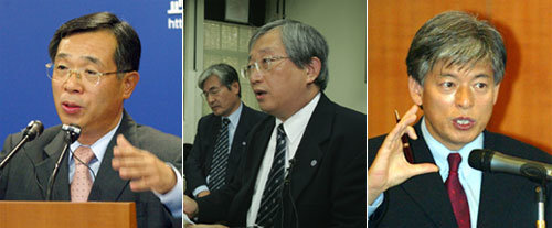 정기언 교육인적자원부 차관보(왼쪽)는 8일 서울 종로구 세종로 정부중앙청사 브리핑룸에서 고려대 연세대 이화여대가 2005학년도 1학기 수시모집에서 고교간 차이를 일부 반영했다며 기자들의 질문에 답하고 있다. 교육부 발표 직후 고려대 염재호 기획예산처장(가운데)과 연세대 백윤수 입학처장(오른쪽)은 각각 기자회견을 열고 고교등급제를 시행한 적이 없다고 주장했다.-변영욱기자·박주일기자·연합