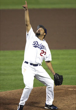 리마 완봉… 다저스 첫승LA 다저스와 세인트루이스 카디널스의 10일 디비전시리즈 3차전. 다저스의 호세 리마가 9이닝 5안타 완봉승을 거둔 뒤 하늘을 향해 손가락을 치켜세우는 승리 세리머니를 하고 있다. 2연패로 벼랑 끝에 몰렸던 다저스는 첫 승을 신고. 로스앤젤레스=로이터 뉴시스