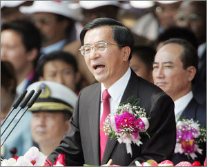 중화민국 건국 93주년인 10일 천수이볜 대만 총통은 기념 연설을 통해 중국측에 양안 평화회담 개최를 전격 제안했다. 12년 전인 1992년에도 당시 리덩후이 총통이 불가침조약 체결을 제안한 뒤 양측이 반관반민기구를 내세워 정치협상을 시작한 바 있다.-타이베이=로이터 뉴시스