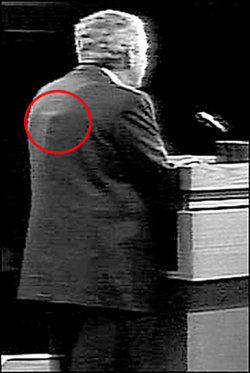 지난달 30일 1차 대선 토론 당시 조지 W 부시 대통령의 뒷모습. TV 화면을 찍은 이 사진에서도 부시 대통령의 등 쪽에 T자 모양의 불룩한 부분(원안)이 보인다.TV화면=뉴욕타임스
