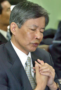 11일 국회 재정경제위원회의 재정경제부에 대한 국정감사에 증인으로 출석한 이정우 대통령자문정책기획위원장이 답변에 앞서 눈을 감고 생각에 잠겨 있다. 이 위원장은 이날 답변에서 “최근 내수가 어렵고 경기가 나쁜 것이 사실”이라고 인정했다. 하지만 경제상황이 ‘위기’라는 지적에 대해서는 동의하지 않았다.  -전영한기자