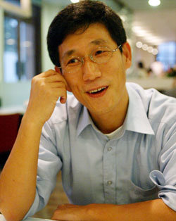 ‘진중권의 놀이와 예술’ 연재를 마친 진중권 중앙대 겸임교수가 7일 일민미술관 내 카페 이마에서 ‘일상의 미학’과 ‘미디어 미학’에 대한 자신의 사유를 설명하고 있다.박주일기자