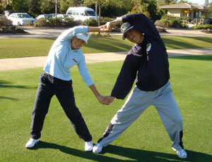‘부럽죠, 남편의 외조가.’ 지난달 20일 한국의 역대 미국LPGA투어 진출 선수 중 첫 ‘주부 우승자’ 한희원(왼쪽·휠라코리아)이 프로야구 선수 출신인 남편 손혁과 함께 스트레칭 시범을 보이고 있다.