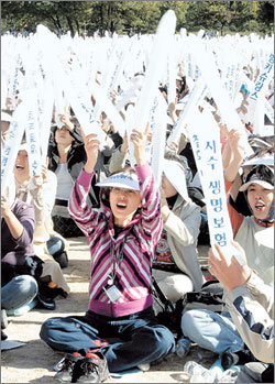 생명보험 설계사와 생명보험회사 임직원 2만명은 12일 정부과천청사 앞에서 ‘방카쉬랑스 저지를 위한 보험인 총력 결의대회’를 가졌다. 이들은 내년 4월 방카쉬랑스가 2단계로 확대돼 은행에서 종신보험 등 보장성보험 상품을 판매하게 되면 보험설계사가 대거 실직하고 보험회사가 부실해질 수 있다고 주장했다. 과천=원대연기자