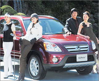 혼다코리아가 12일 서울 중구 장충동 신라호텔에서 선보인 3000만원대 도시형 스포츠유틸리티차량(SUV) ‘CR-V’. 1995년 일본에서 발표된 이래 현재까지 전 세계 160여개국에서 180만대 이상 팔린 혼다의 베스트셀러 모델이다. 신원건기자