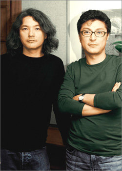 이와이 순지 감독(왼쪽)과 송해성 감독 -사진제공 싸이더스