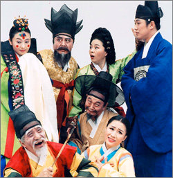 경기도 고양시 덕양어울림누리 개관작으로 공연됐던 서울예술단의 최근작 ‘시집가는 날’. 이 작품의 객석 점유율은 52%로 이 극장의 다른 개관 공연작들의 평균 객석 점유율 79%를 훨씬 밑돌았다. 동아일보 자료사진