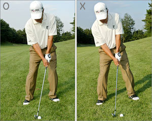 오르막에선 왼쪽처럼 왼발에 체중을 미리 실은 채 공은 스탠스 중앙, 그립은 평소보다 내려잡아야 한다.