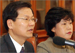 열린우리당 천정배 원내대표(왼쪽)가 14일 서울 영등포 당사에서 기자회견을 갖고 사립학교법 개정안을 발표했다.-서영수기자