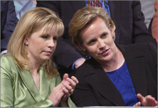 딕 체니 부통령의 딸 엘리자베스(왼쪽)와 메리. 메리는 존 케리 민주당 후보가 지목한 동성애자다. -뉴욕=AP 연합