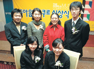제44회 동아음악콩쿠르 부문별 1위 수상자들이 한자리에 모였다. 왼쪽부터 시계방향으로 트럼펫부문 임승구씨, 비올라 서수민씨, 첼로 강승민씨, 트롬본 경홍수씨, 호른 조은혜씨, 바이올린 전하림씨 -박주일기자