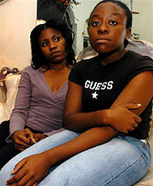 미국 뉴욕의 고교생 킴벌리 커민스(오른쪽)와 언니 켈리아.-사진제공 뉴욕타임스