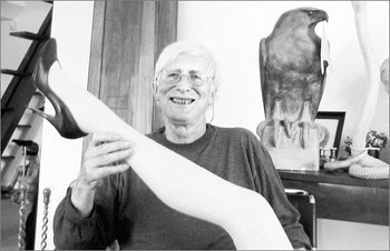 세계적인 그림동화 작가 토미 웅거러. 그가 미술작품 소재로 집에 보관하고 있는 마네킹 다리를 들고 즐거워하고 있다. 스트라스부르=권기태기자