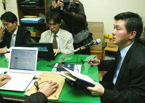 헌법재판소 전종익 공보담당관이 19일 오후 기자회견을 열고 신행정수도건설에 관한 특별법에 대한 헌법소원 사건을 21일 오후 2시에 선고한다고 밝혔다.-이종승기자