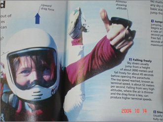 미국 프렌티스 홀사에서 발행한 7∼10학년용 과학교과서 ‘피지컬 사이언스(Physical Science)’의 한 페이지. 한 아이가 직접 스카이 다이빙하면서 겪는 물리적 과정이 사진과 함께 실감나게 설명돼 있다. 사진제공 현종오