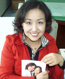 미국 10개 명문대에 합격한 박원희양의 어머니 이가희씨가 딸을 공부시킨 방법을 소개한 자신의 저서 ‘한국 토종 엄마의 하버드대 프로젝트’를 들어 보이고 있다. -대전=이기진기자