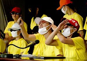 성매매 특별법시행에 집단 반발하고 있는 집창촌 여성대표들이 20일 오전 프레스센터기자회견장에서 생존권보장을 요구하며 기자회견을 열었다.[연합]