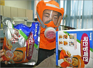 사람 잡을 방독면서울의 25개 구에 공급된 불량 국민방독면. 검찰은 이 방독면이 일산화탄소를 적절히 제거하지 못해 화재 발생시 사용하면 오히려 위험하다고 밝혔다. 연합