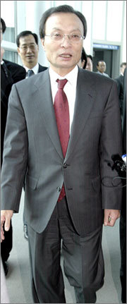 20일 인천공항을 통해 입국한 이해찬 국무총리. -원대연기자