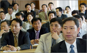 심각한 대학 입학처장들20일 서울 중앙대에서 열린 대학입학전형제도 개선을 위한 전국 대학입학관련 처장회의에 참가한 입학처장들이 진지한 표정으로 듣고 있다. 이날 회의에서 입학처장들은 소속 대학에 따라 각각 다른 전형방법을 제시했으나 “대학에 학생 선발권을 달라”는 데 대해서는 한 목소리를 냈다. 이종승기자