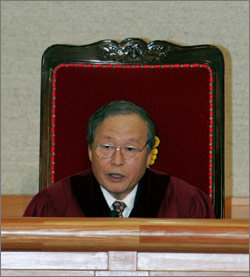 신행정수도건설 특별법안에 대해 21일 오후 헌법재판소에서 윤영철 헌재소장이 위헌결정을 선고하고 있다.[연합]