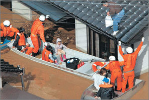 21일 일본 도요오카에서 구조대원들이 지붕으로 대피한 이재민들을 구출하고 있다. -도요오카=로이터 뉴시스