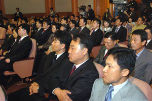 21일 헌법재판소 1층 대심판정에서 방청객들이 신행정수도건설특별법에 대한 윤영철 헌법재판소장의 결정문 낭독을 긴장된 표정으로 듣고 있다. -공동취재단