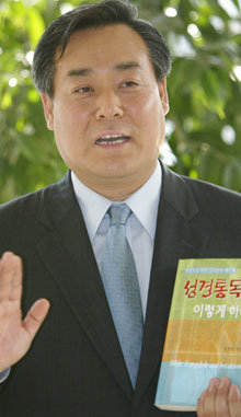 성경 통독 운동을 펴고 있는 조병호 목사. 박영대기자