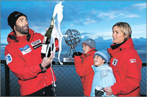 “아빠, 자랑스러워요.” 세계 최초로 무동력 단독 북극권 일주에 성공하고 22일 가족과 재회해 샴페인을 터뜨리는 마이크 혼(왼쪽). 그는 2년2개월여 동안 2만km 이상을 혼자 일주했다. 노스케이프(노르웨이)=AP연합