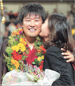 달콤한 축하 키스결혼을 하루 앞두고 한라장사에 오른 모제욱(왼쪽)이 예비 신부 박영주씨의 축하 키스를 받으며 활짝 웃고 있다. 구리=연합