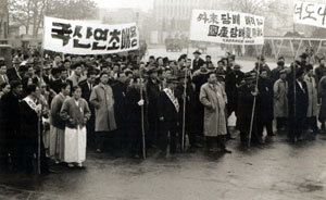 국산 담배를 애용하자는 캠페인이 1950년대 중반 서울시청 앞에서 열렸다. 당시 ‘양담배’ 등 사치품은 대부분 외제였기에 사치풍조 척결은 곧 국산품 애용으로 통했다. -자료:‘사진으로 보는 서울’