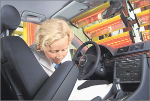 아우디 ‘후각팀’으로 불리는 냄새관리팀이 차량 인테리어에 쓰이는 부품에서 나는 화학냄새를 조사, 분석하고 있다. 사진제공 아우디코리아