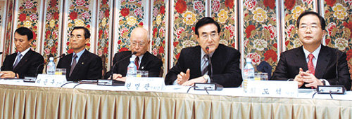 25일 오후 서울 여의도 전경련회관에서는 4대 기업 최고경영자(CEO) 등이 참여하는 ‘기업의 사회적 책임 이행 특별간담회’가 열렸다. 왼쪽부터 김영기 LG전자 부사장, 신헌철 SK㈜ 사장, 이윤구 대한적십자사 총재, 현명관 전경련 상근부회장, 최도석 삼성전자 사장. 사진제공 전국경제인연합회