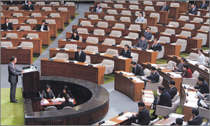 25일 오전 국회 본회의장에서 이해찬 국무총리(왼쪽)가 시정연설을 하는 도중 한나라당 및 동아 조선일보 폄훼 발언을 사과할 것을 요구하던 한나라당 의원들이 집단 퇴장하는 바람에 자리가 많이 비어 있다. 이날 박근혜 대표 등 지도부를 포함한 20여명은 자리를 지켰다. -김경제기자