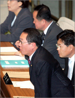 25일 국회 본회의장에서 이해찬 국무총리의 시정연설이 시작되자 한나라당 최구식 의원이 자리에서 일어나 이 총리에게 최근 한나라당을 비하하는 발언을 한 것에 대해 사과할 것을 요구하고 있다.-연합