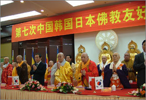 23일 중국 베이징에서 열린 제7차 한 중 일 불교우호교류회의 개막식에 참석한 3국 대표들. 세계 불교계에서의 주도권 장악을 노린 중국의 세계불교포럼 창립 움직임 때문에 3국간에 신경전이 벌어졌다. 사진제공 한국불교종단협의회