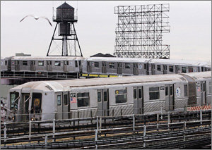 1904년 10월 27일 첫 운행을 시작한 뉴욕 지하철이 100년을 맞았다. 현재 468개 역에서 하루 450만명이 지하철을 이용한다. 25일 한 열차가 퀸스 지역을 지나고 있다.-뉴욕=AFP 연합