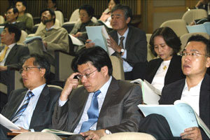 29일 서울대 ‘법대 100주년 기념관’에서 열린 ‘우리는 미래를 준비하고 있는가’ 토론회에서 참석자들이 진지한 표정으로 주제발표를 듣고 있다. 김미옥기자