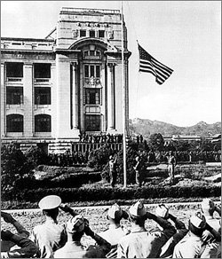 1945년 9월 9일 오후 4시반, 구 조선총독부 광장에서 미군들이 성조기를 게양하고 있다. 이날 미국은 더글러스 맥아더 장군의 이름으로 포고문 제1호를 발표했다. 사진집 ‘지울 수 없는 이미지’에서.