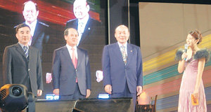 지난달 30일 광주 금남로에서 열린 ‘삼성의 날’ 기념행사에서 이현봉 삼성전자 국내영업사업부 사장(가운데)과 박광태 광주 시장(오른쪽) 등이 삼성전자 백색가전 공장의 광주 이전을 축하하고 삼성과 광주시의 협력관계 강화를 다짐하고 있다. 사진제공 삼성전자