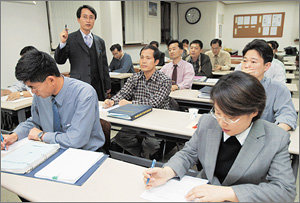 경매 매물이 증가하면서 법원의 부동산 경매에 관심을 가지는 사람이 늘고 있다. 지난달 28일 저녁 서울 강남의 한 경매정보제공업체 사무실에서 30여명의 직장인들이 경매교육 야간강좌를 듣고 있다. 박영대기자