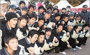 7년째 동아일보 경주오픈마라톤 자원봉사를 하고 있는 동국대 봉사단. 올해에도 300여명이 자원봉사에 나서 완벽한 대회 운영에 기여했다. 경주=특별취재반