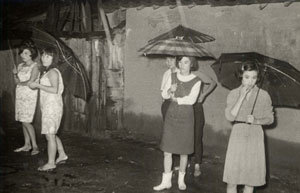 1967년 서울 종로3가에서 호객행위를 하고 있는 매춘 여성들. 1968년 철거되기 전까지 속칭 종삼으로 불리던 종로3가는 한국 최대의 사창가였다. -동아일보 자료사진